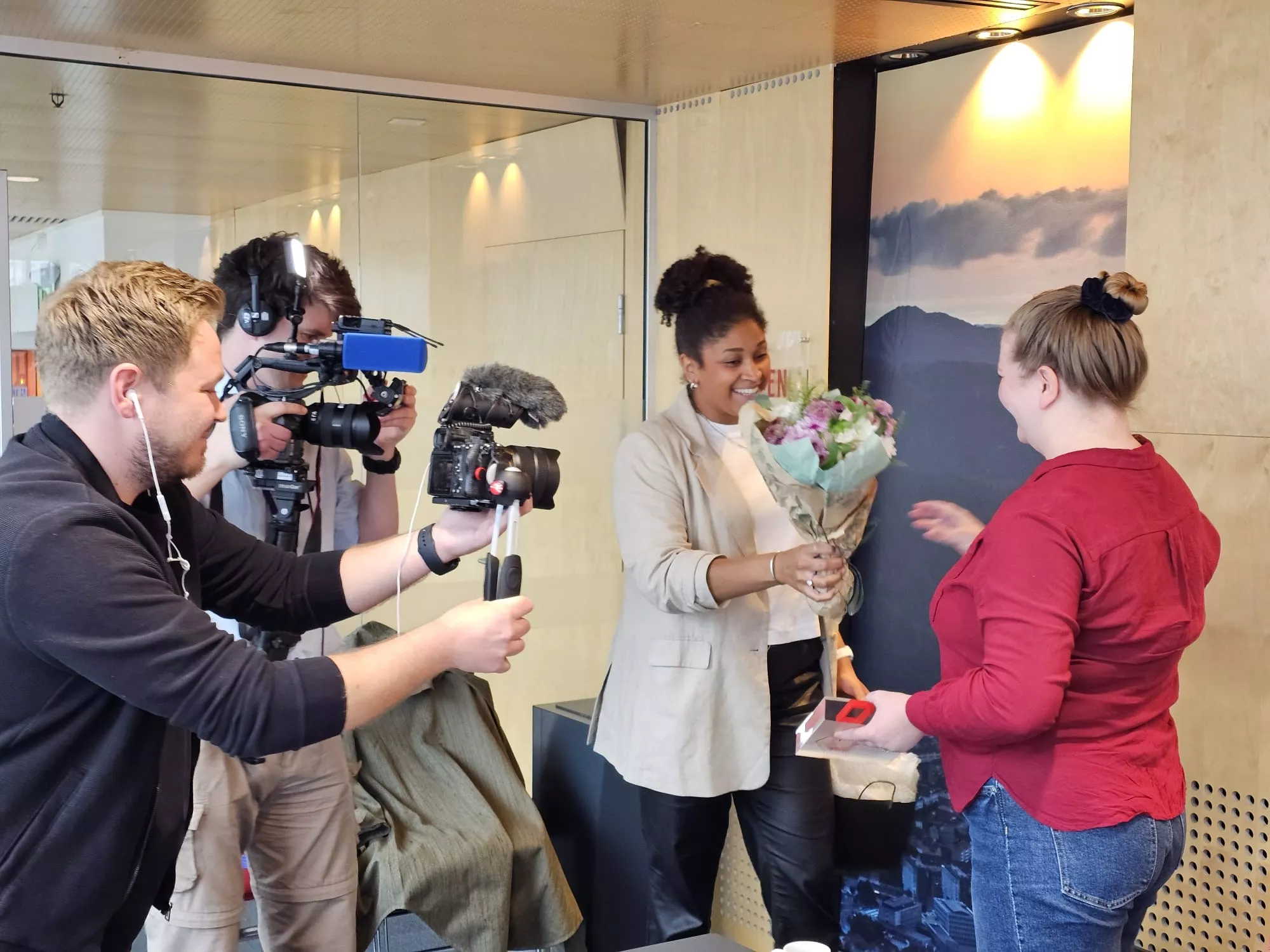 En overrasket festivalsjef mottok prisen fra NKA i går (Foto: Espen Bakketun)