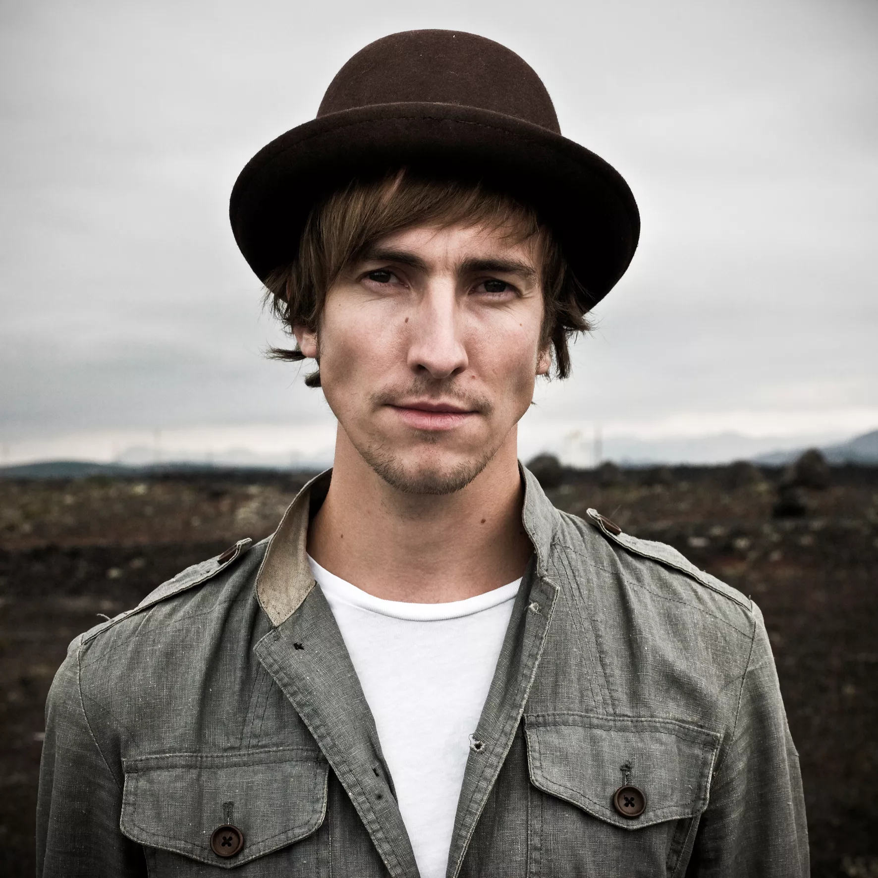 Helgi Jónsson varmer op for Tina Dickow