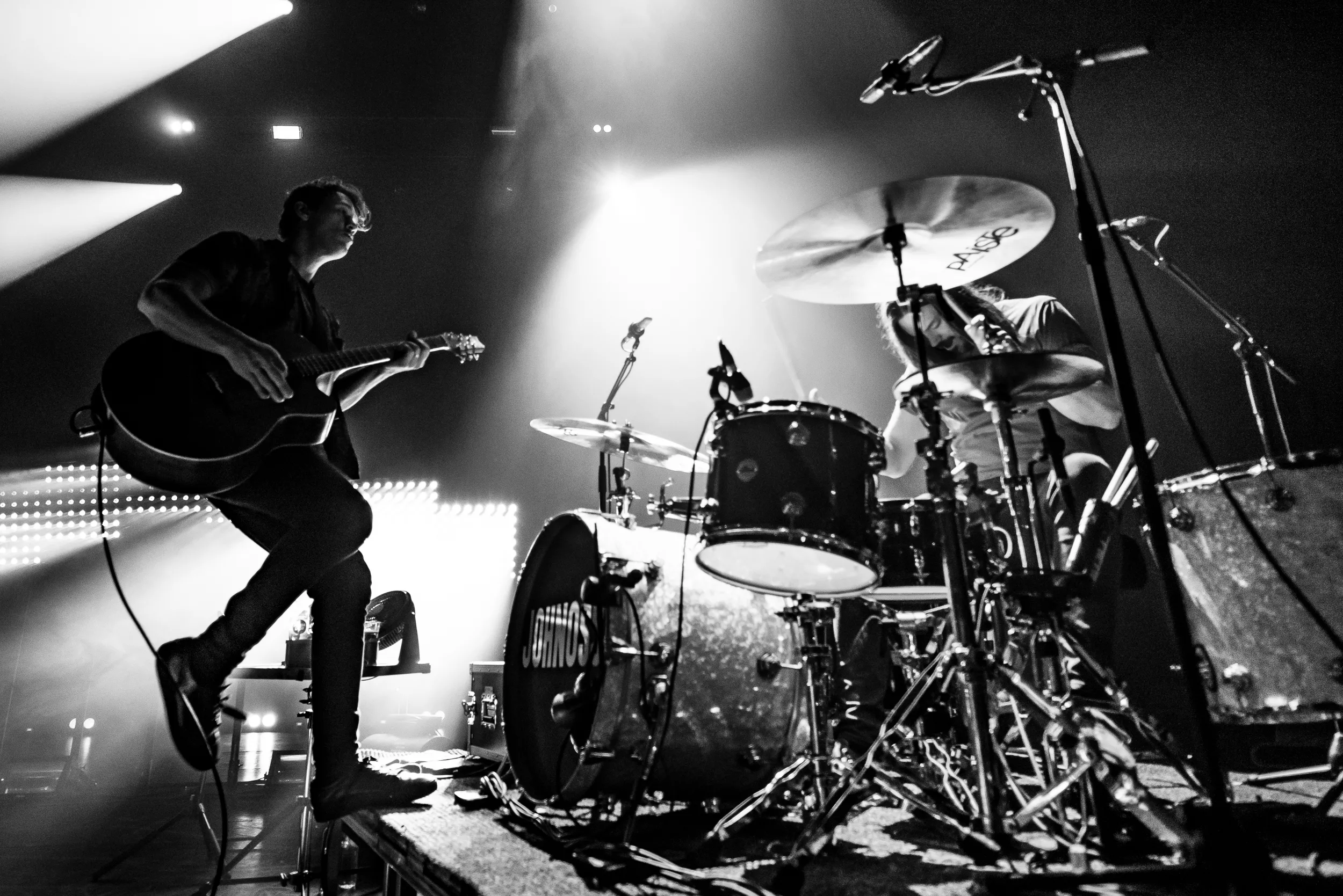 Subtilt och melodiöst larmigt på hemmaplan