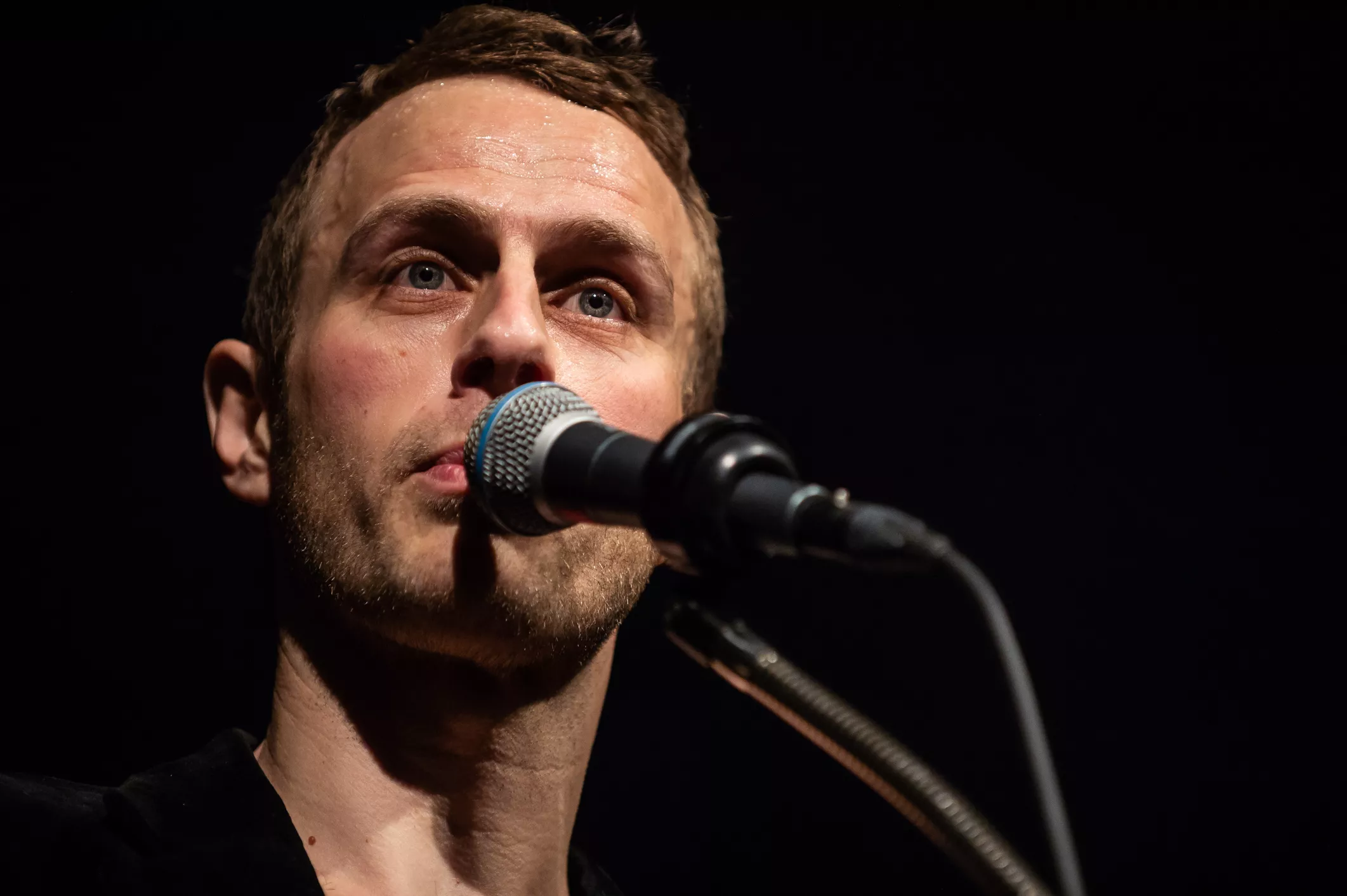 TRØSTE-TØNDER: Se Folkeklubben-sanger hylde Niels Hausgaard