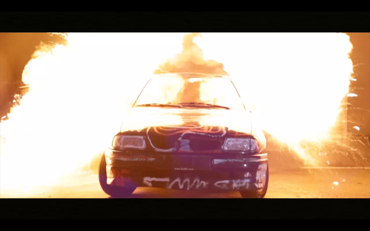 Den norske rapperen sprenger sin egen bil i ny musikkvideo