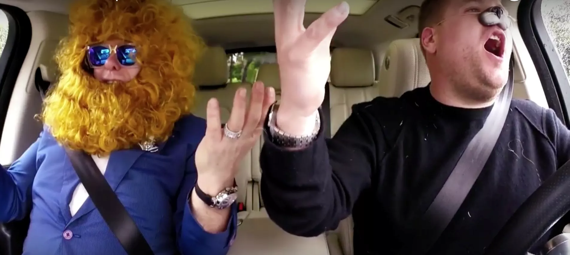 Se Elton John sjunga karaoke utklädd till ett lejon