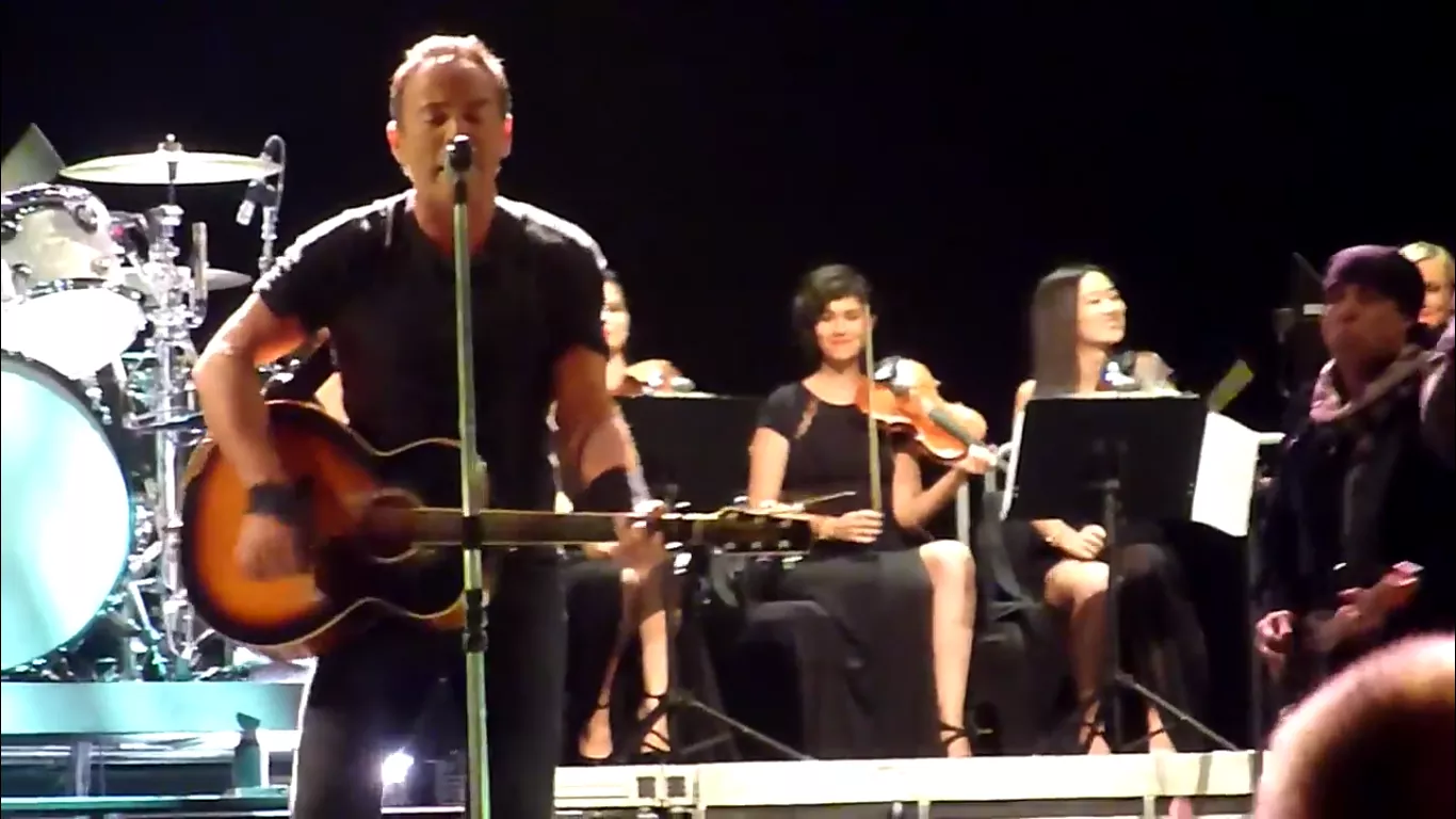 Se Bruce Springsteen spille Bee Gees