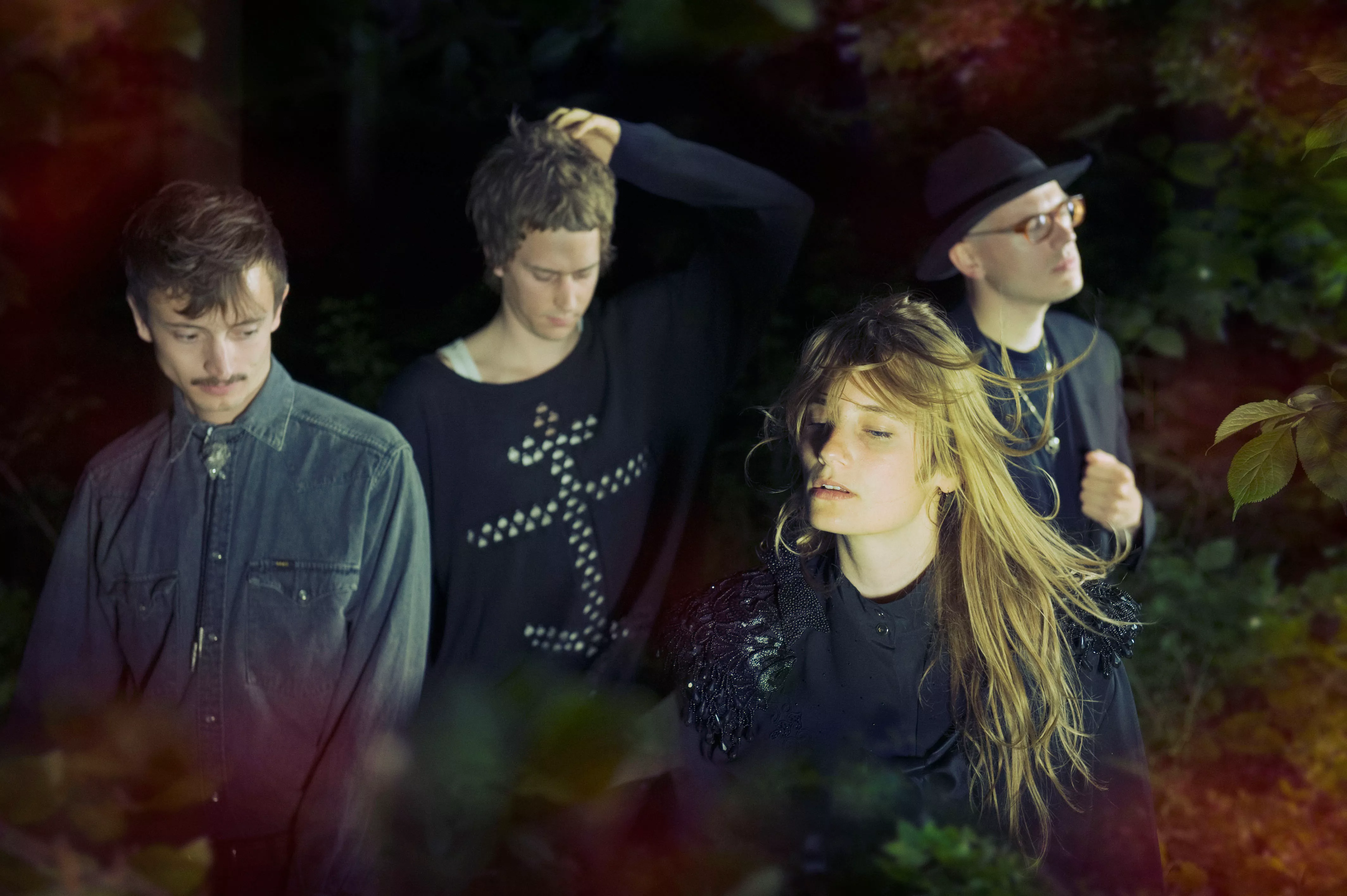 Atoi varmer op for James Blake