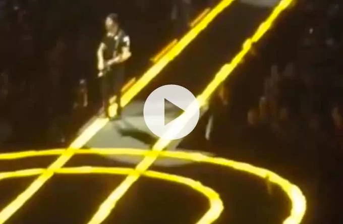 Video: The Edge falder ned fra scenen ved U2's turnéstart