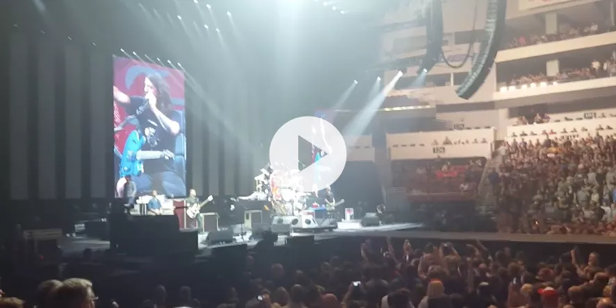 Video: Dave Grohl gør nar ad kyllingspisende publikum