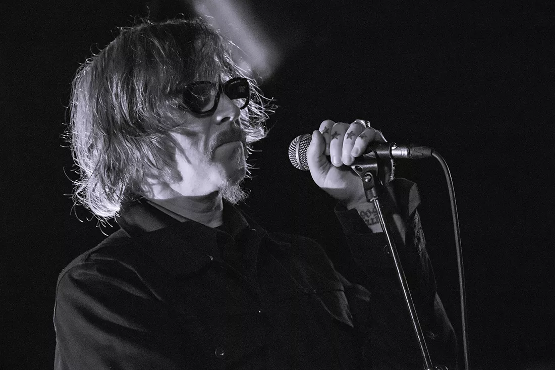 Rockens dybe croon forfører på majestætisk vis