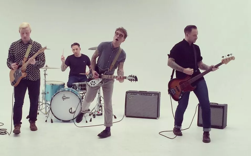 Britisk sanger falder ned fra dansk altan