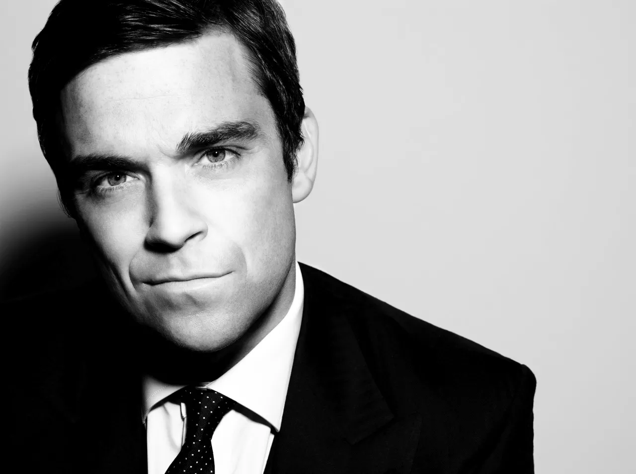 Snart albumaktuelle Robbie Williams dedikerer "Angels" til sin afdøde manager