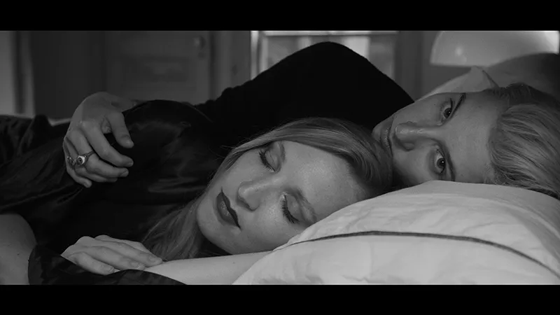 Se filmisk musikvideo med referenser till Alfred Hitchcock och Twin Peaks