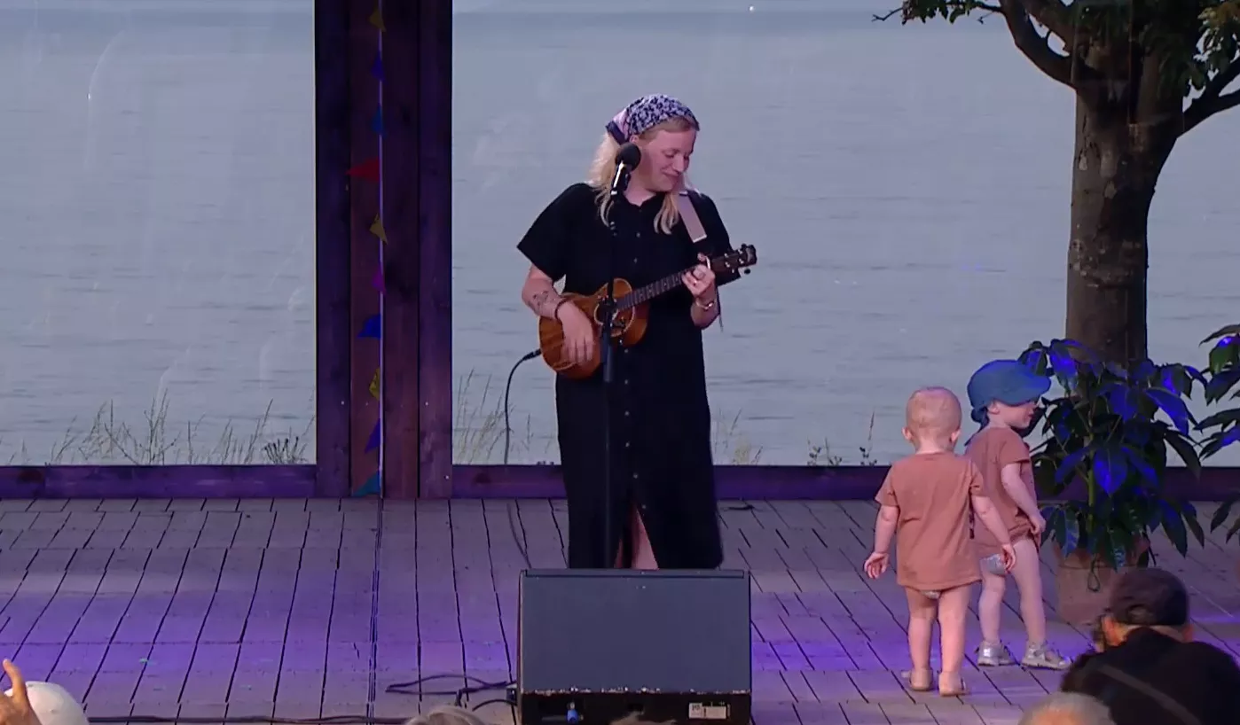 VIDEO: Katinka fik besøg af sine tvillinger på scenen til Folkemødet