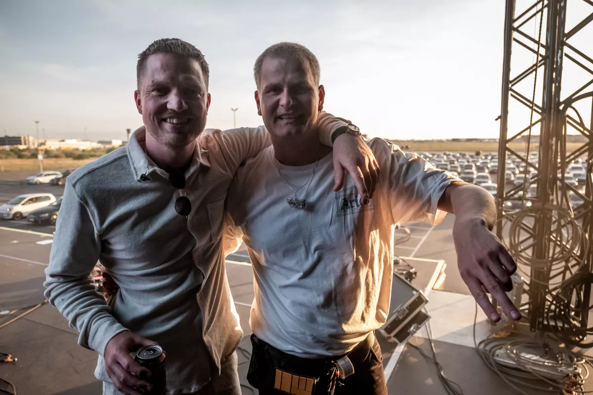 Phlake giver akustisk drive-in-koncert på hjemmebane