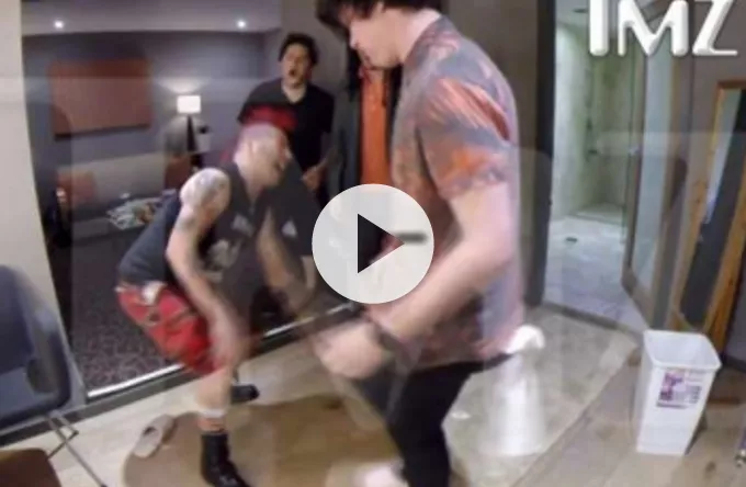 Se fan få lov at sparke punkikon som hævn 