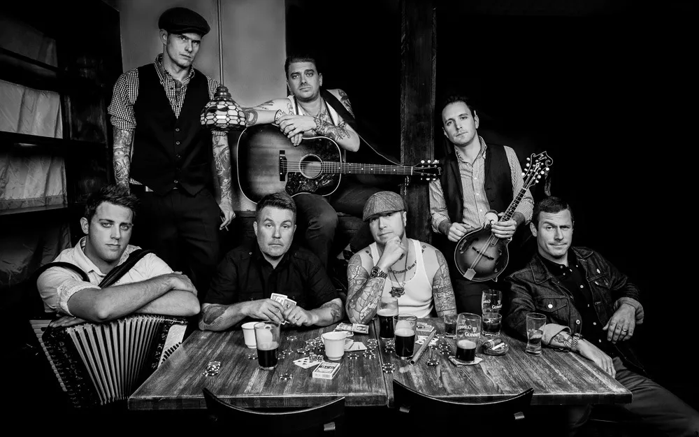 Påkörd av Dropkick Murphys turnébuss – omkom