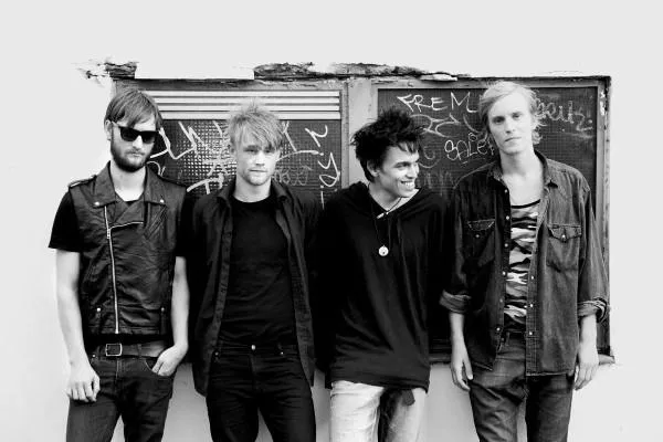 Little Yells Alot varmer op for Black City