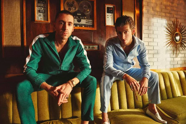 The Last Shadow Puppets er klar med første single og video i mere end syv år