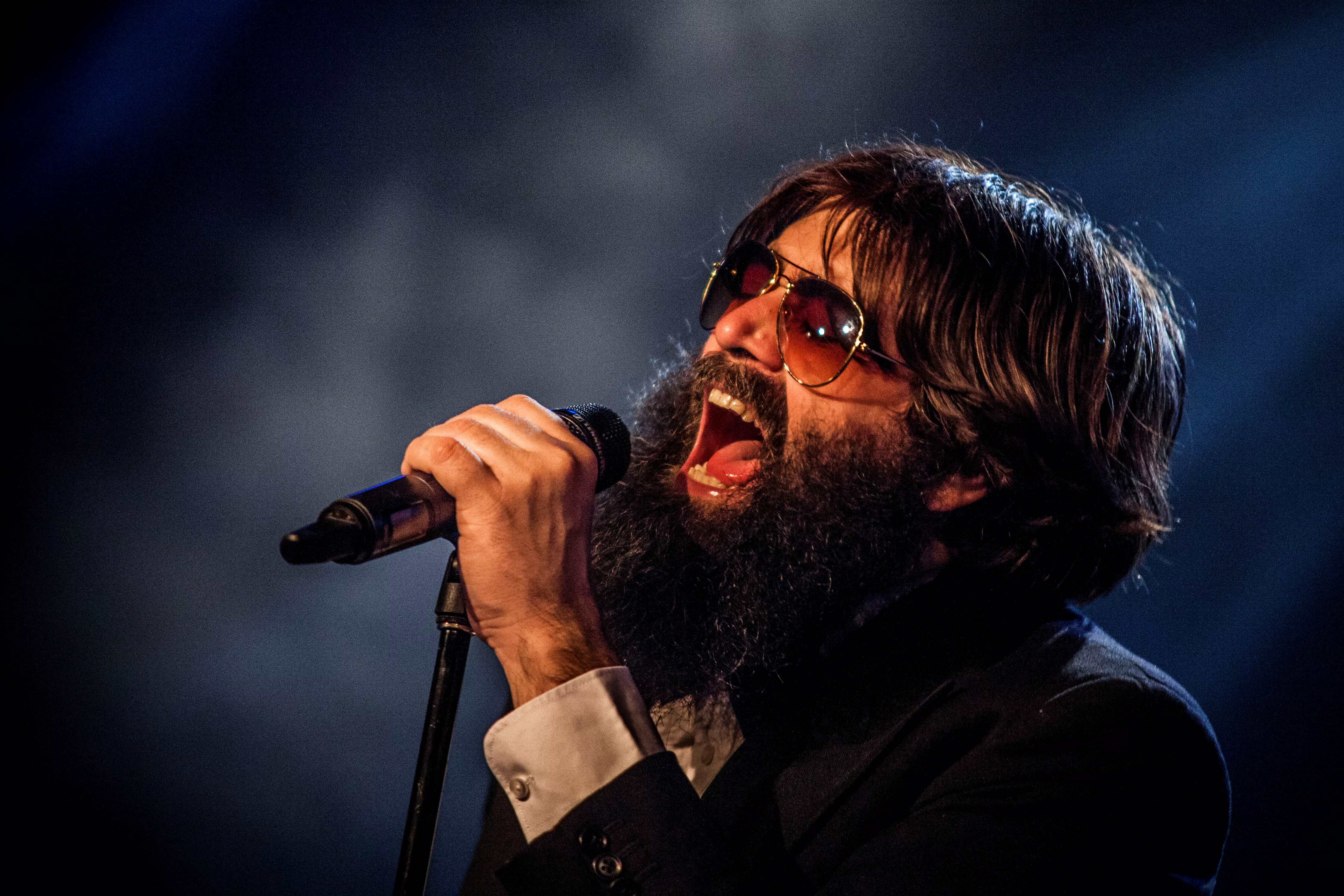 Alle de, som ikke har skæg, de sidder ned og tisser