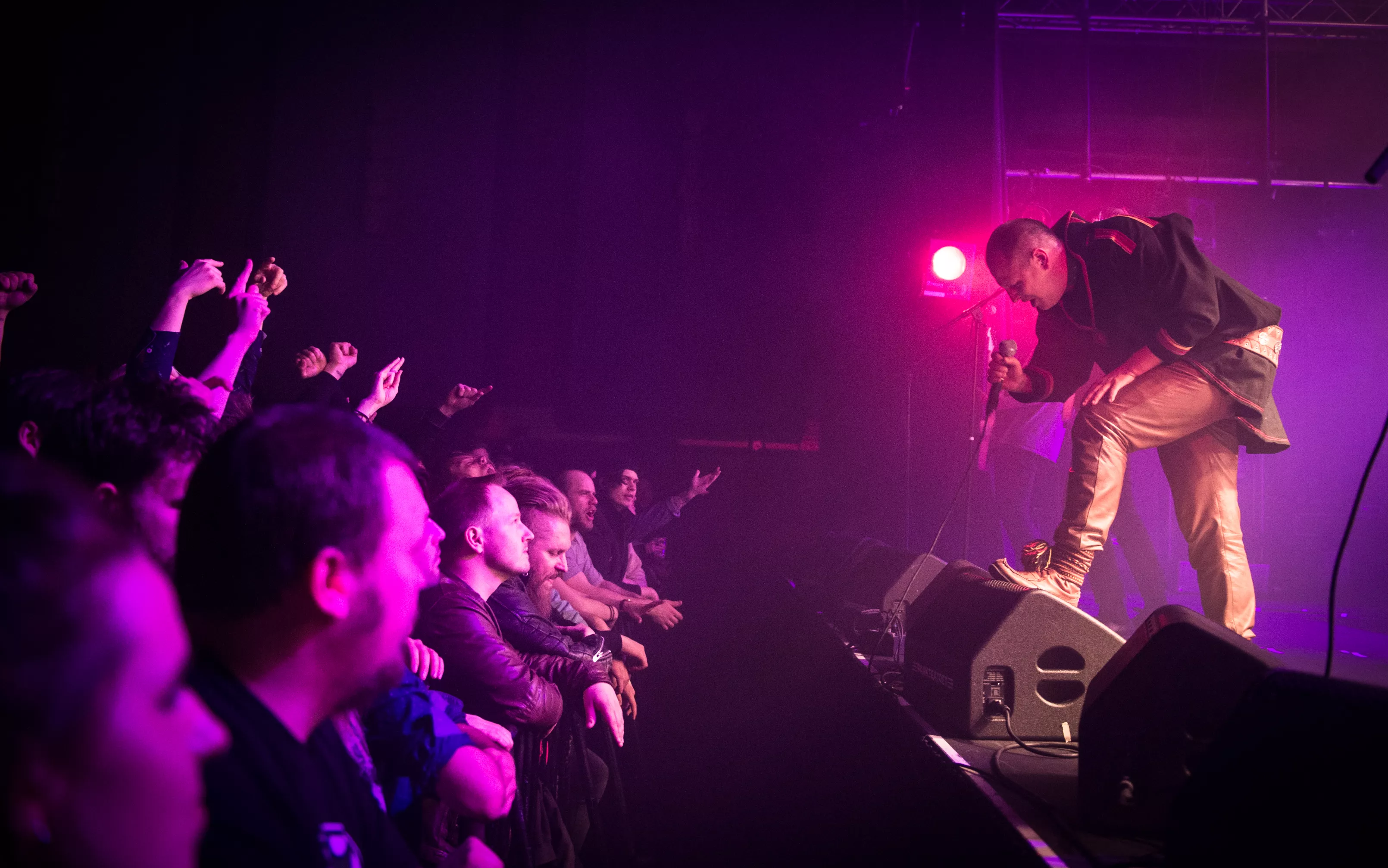 Står ut blant mengden og skriker