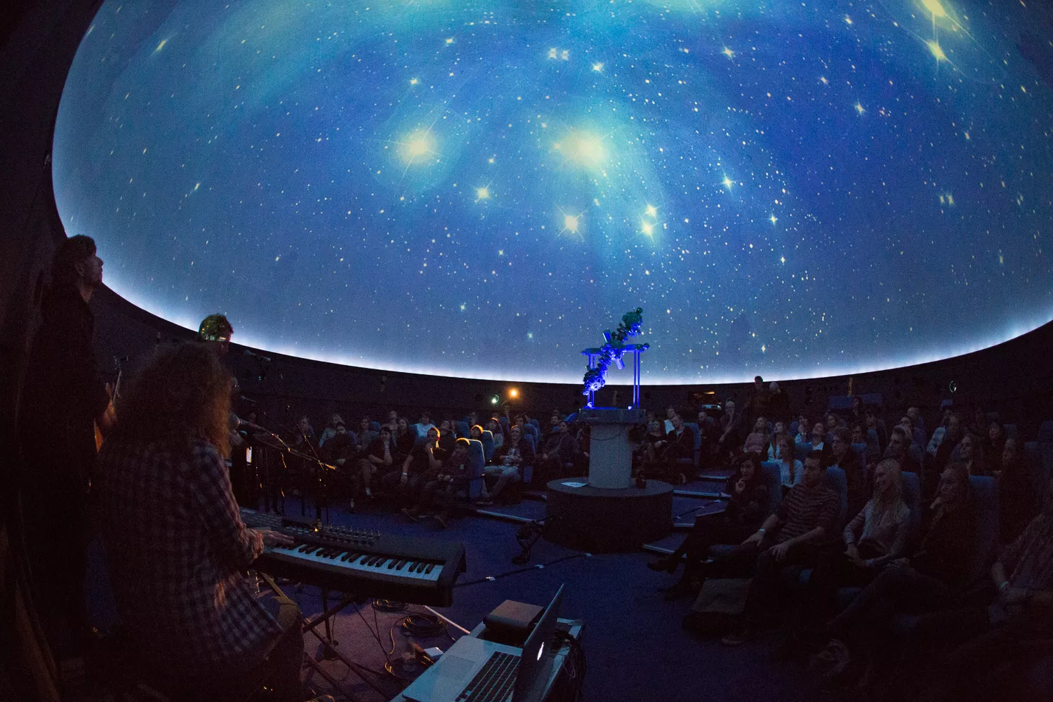 Billedserie: Mew gav minikoncert på planetarium
