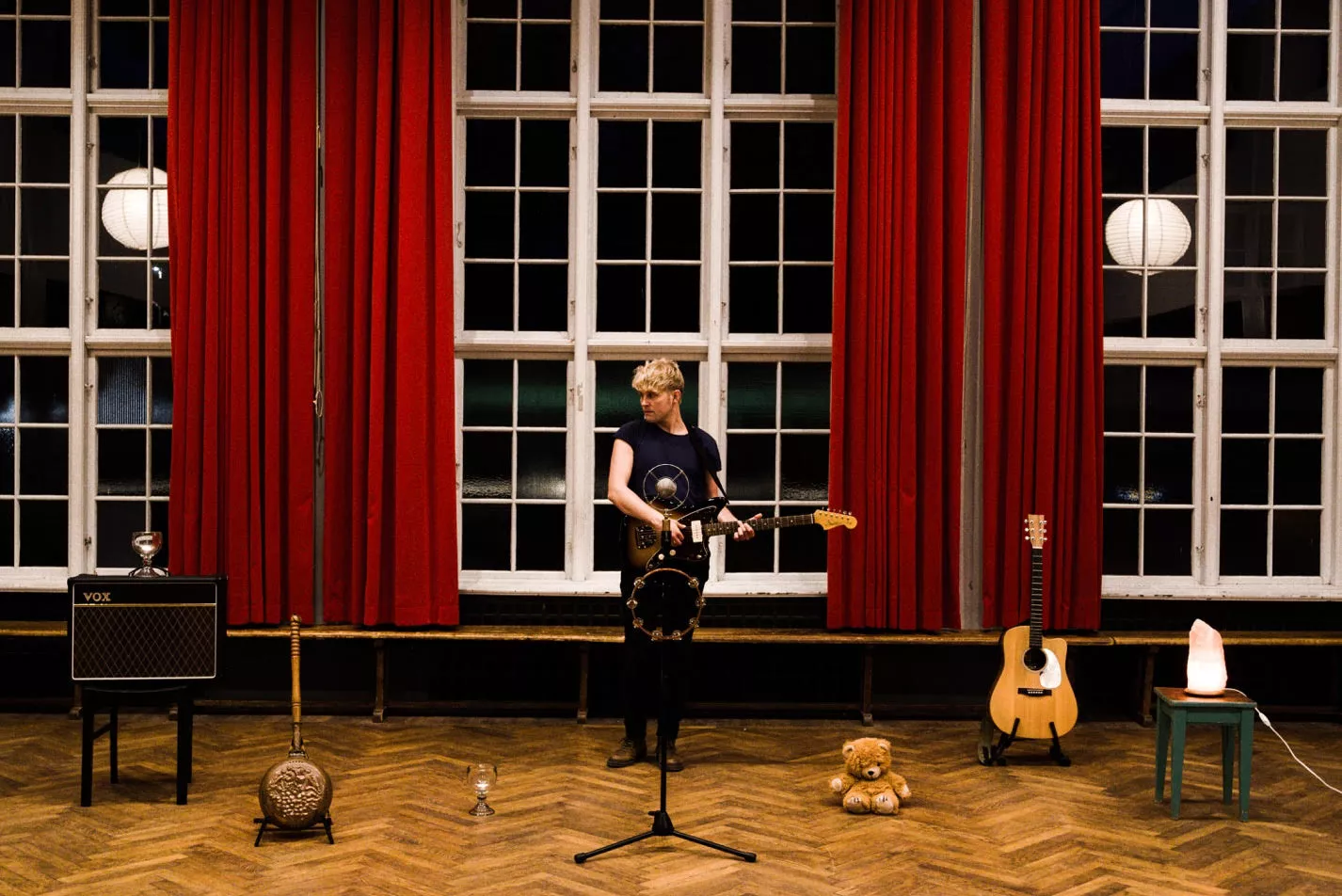 VIDEOPREMIERE: Esben Svane synger om den indre sabotør – angst og selvsabotage