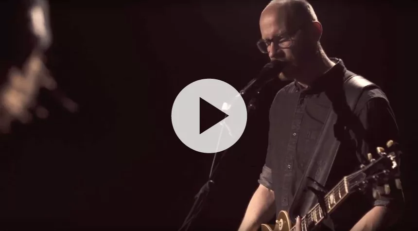 Se den turnéaktuelle Kashmir-trommeslager Asger Techaus live-sessionvideo til "Iron Betty"