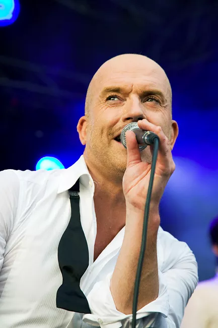 Lustans Lakejer bryter tystnaden