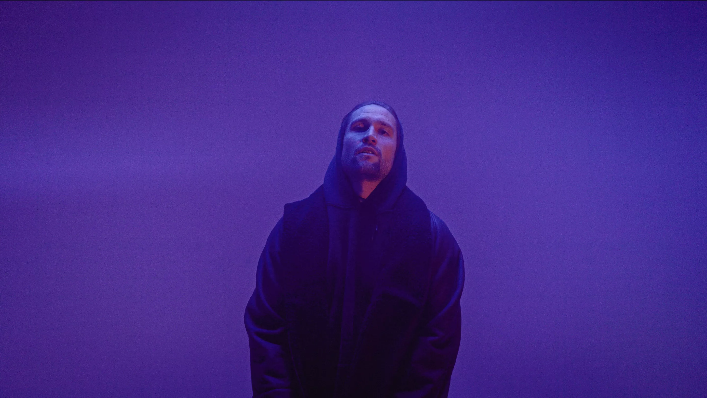 ANMELDELSE: Producer balancer mellem kedelig kliché og vildbasse på solodebutalbum