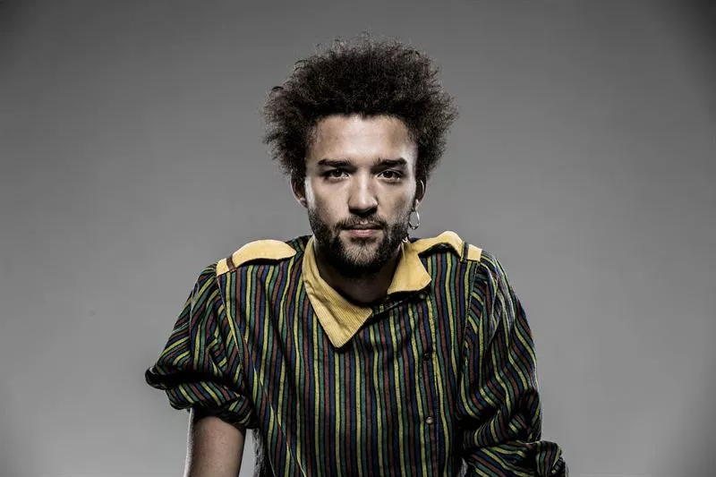 LÅTPREMIÄR: Adrian Modiggård – Sagt Vem Du E