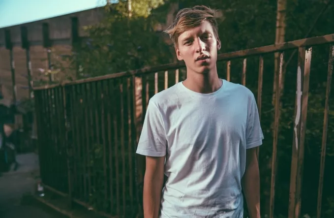 George Ezra må dele rampelyset i ny video