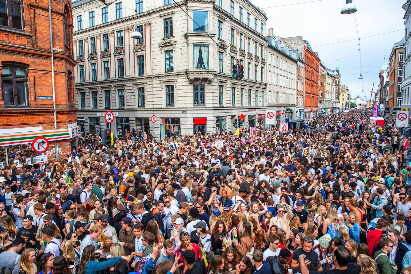 Fotos: Helena Lundquist (de første 50 fotos), GAFFA samt Alex Christensen, Emily Smith, Flemming Bo Jensen, Mikkel Schmidt Nielsen, Patryk Kuziemski, Simon Lau, Simon Lorey Kjærsgaard, Sofie Jimenez og Valdimar Thor Johanneson / www.cphdistortion.dk