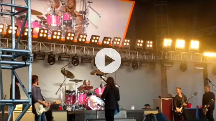 Se Foo Fighters spille med Dave Grohls otteårige datter på trommer