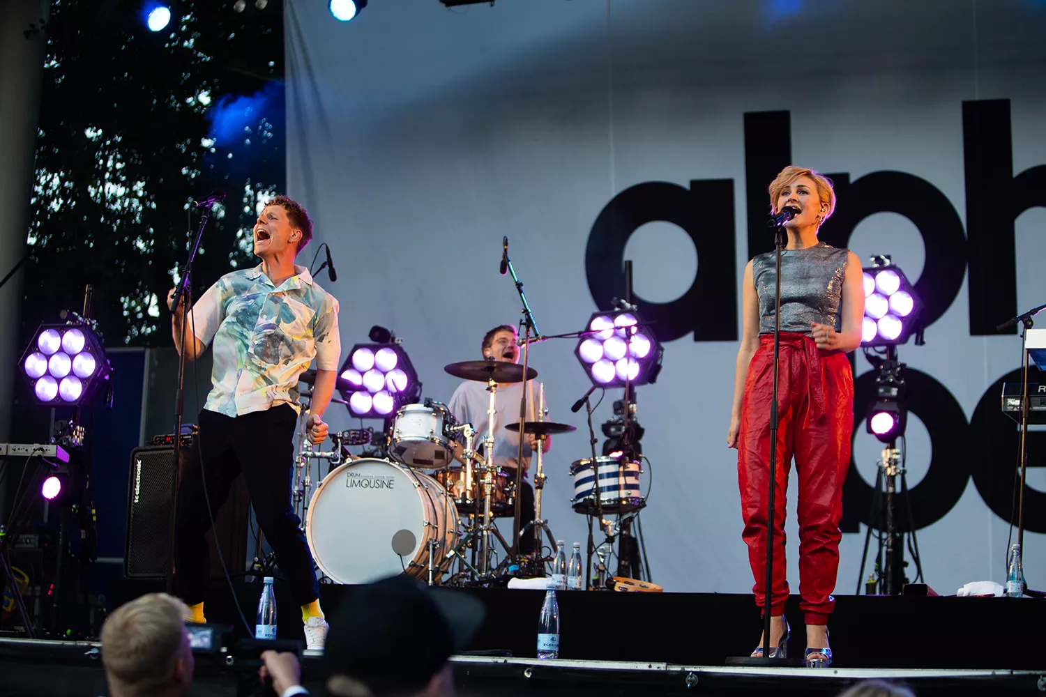 Danmark åbner op – Alphabeat lukker ned