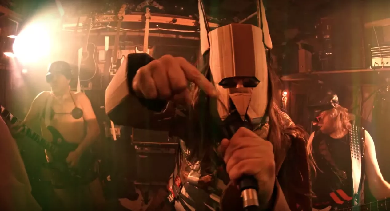 VIDEOPREMIERE: Red Warszawa er tilbage, og de er gået amok i pap