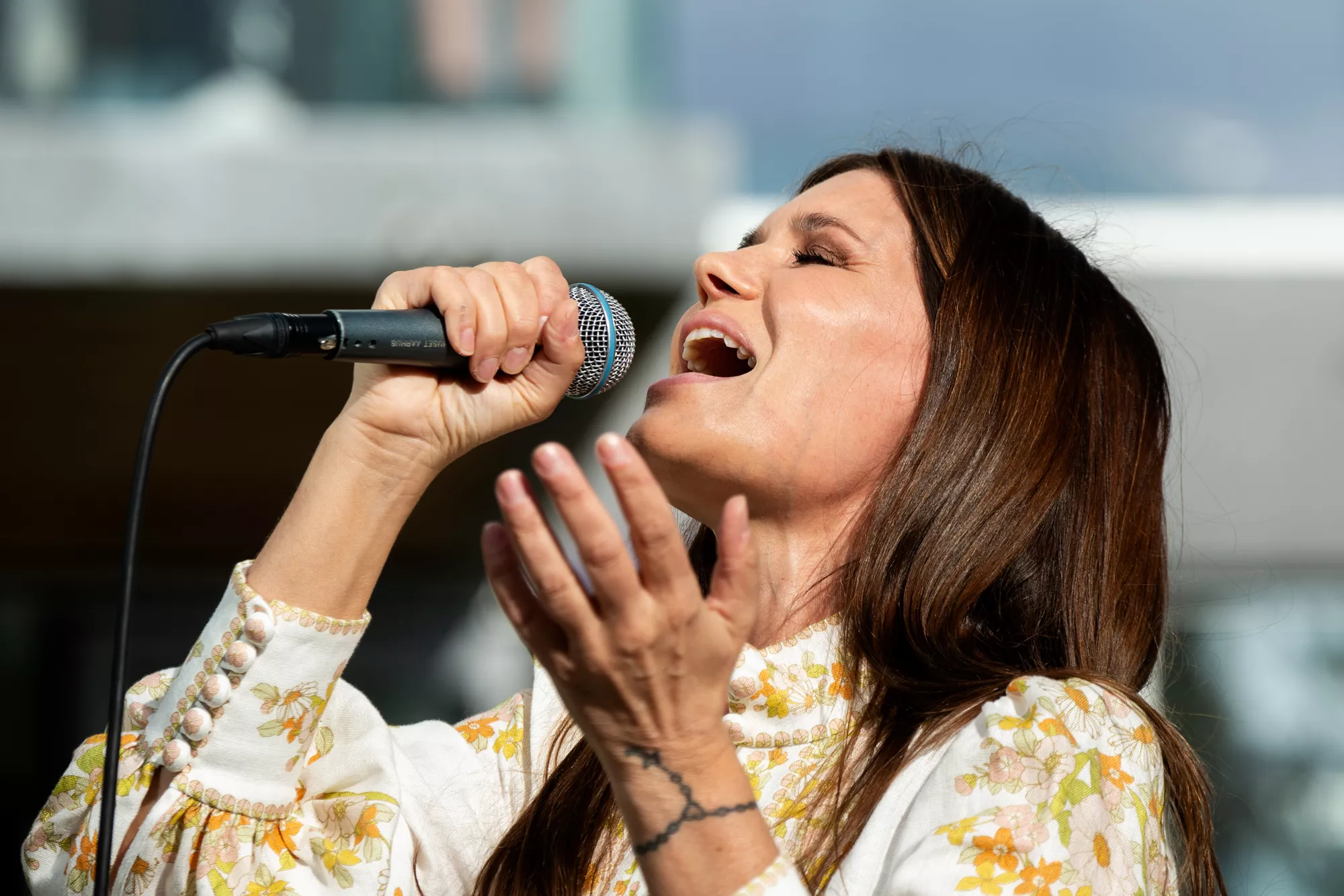 Nærværende vokal og stærke sange trængte ud gennem skærmen