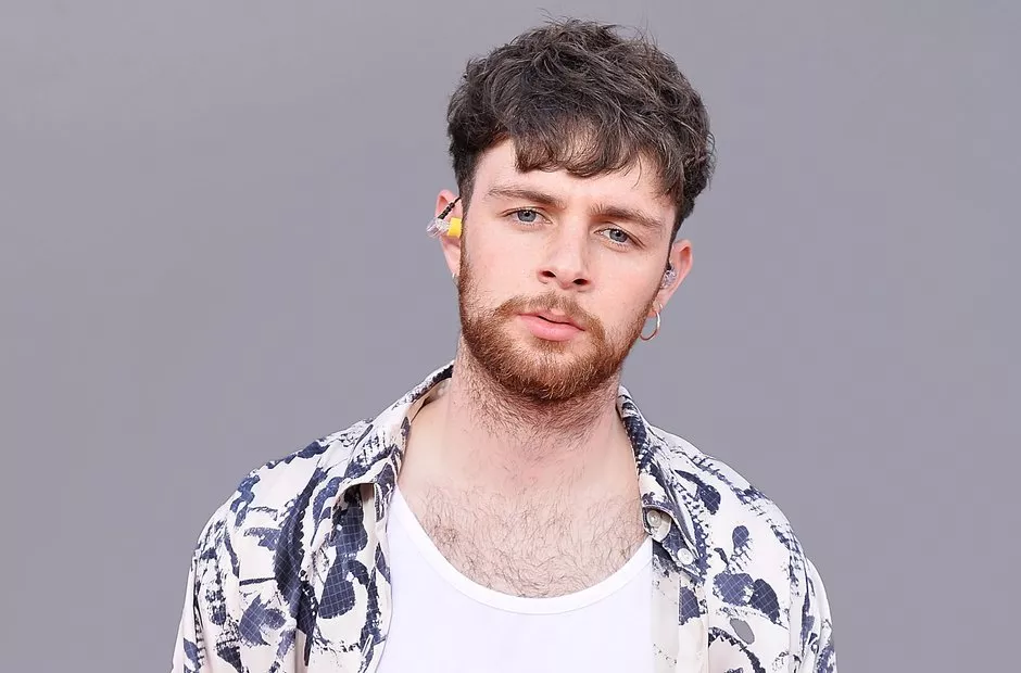 ANMELDELSE: Tom Grennan har MEGET store armbevægelser på hæsblæsende toer