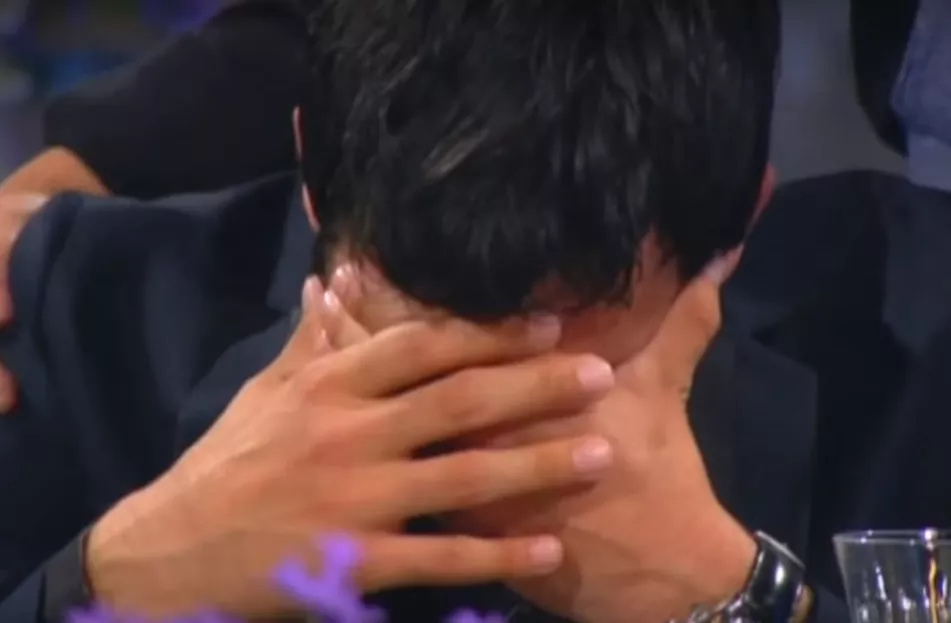 Darin berättar om föräldrarnas flykt till Sverige – och bryter ihop