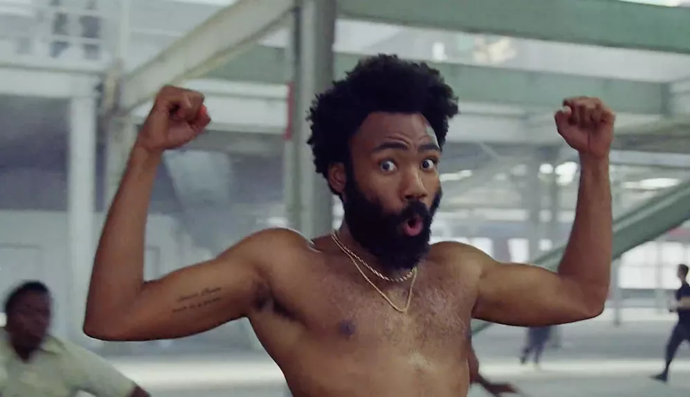 DET HER ER AMERIKA: Childish Gambino fylder 40 - her er fem stærke musikvideoer
