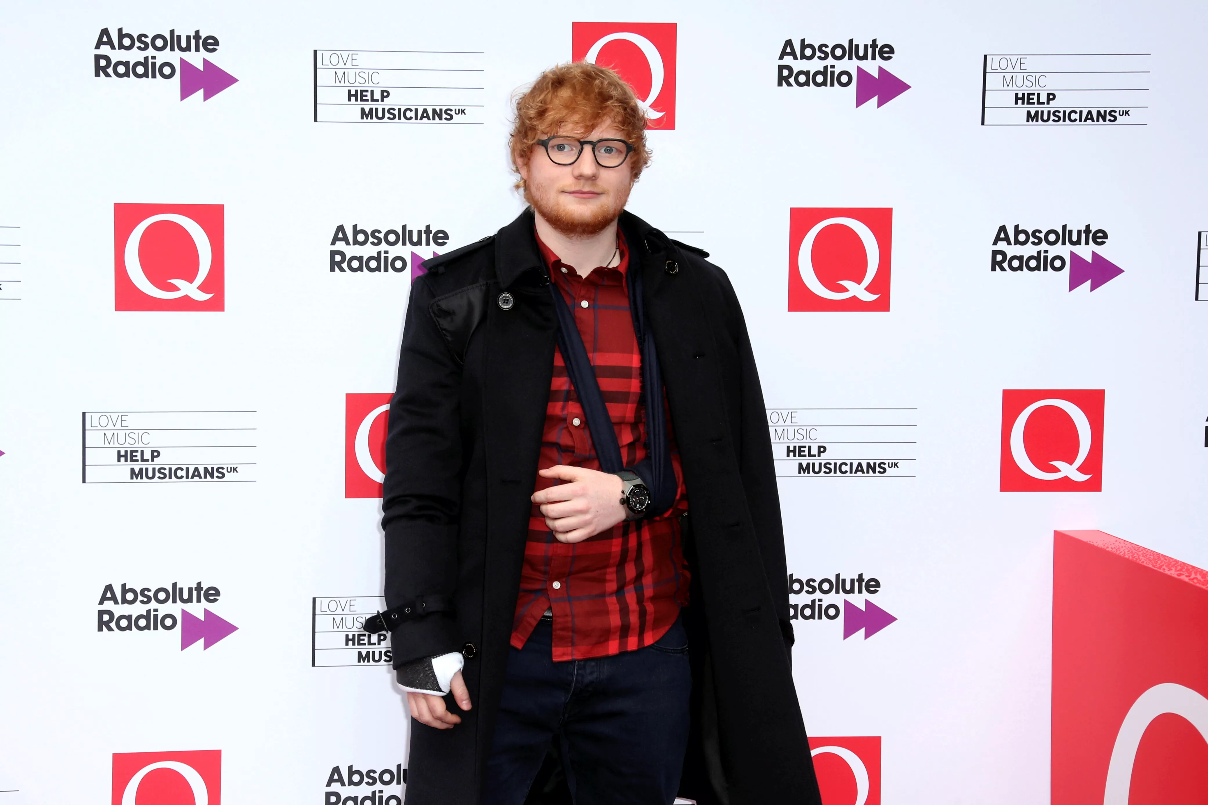 Sheeran holdt den prestisjefulle prisen med gipsede armer