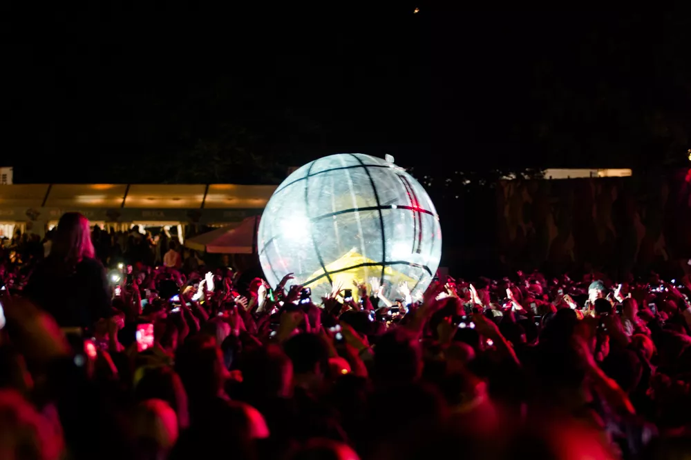 Som ett barnkalas med spår av speed