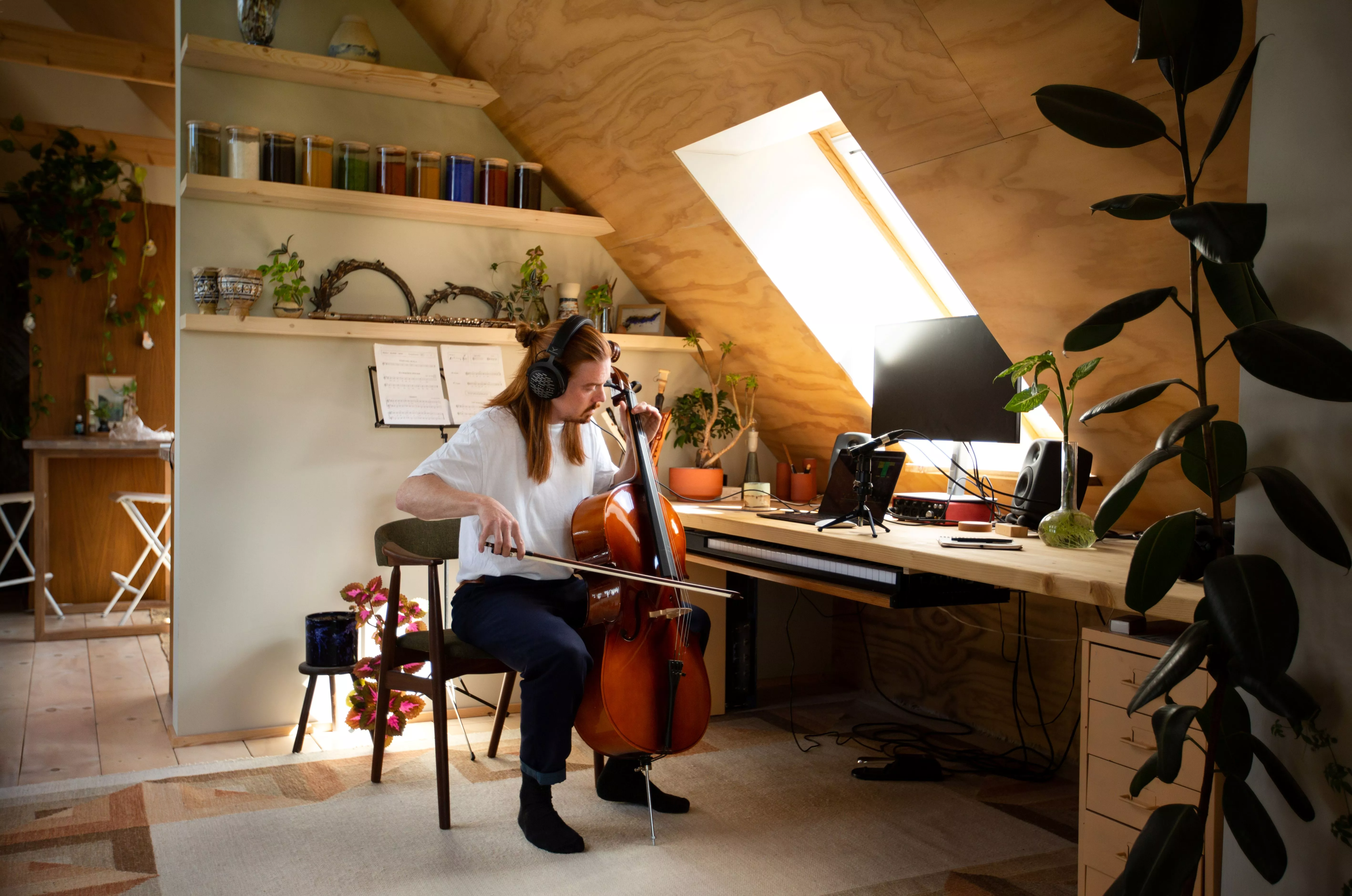 På fotoet: Projektleder Kåre William Wulff indspiller musik til Lysløs på sit bedstefars gamle høloft, der i dag er ombygget til et lydstudie.
