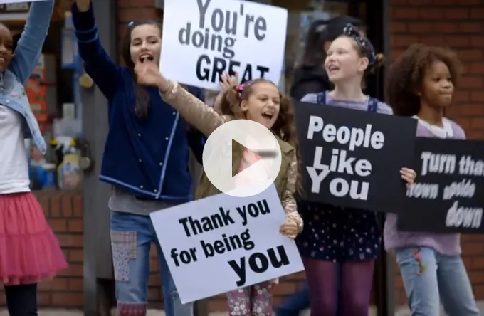 Se Sias storsmilende musikvideo 