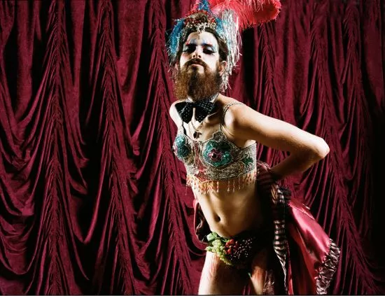 Über-hippien har brutit benet