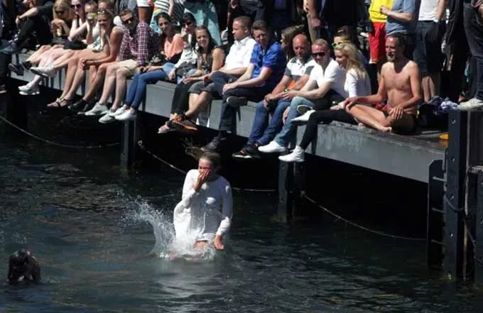 Stor foto- og stemnings-reportage: Distortion festede ved Christiansborg