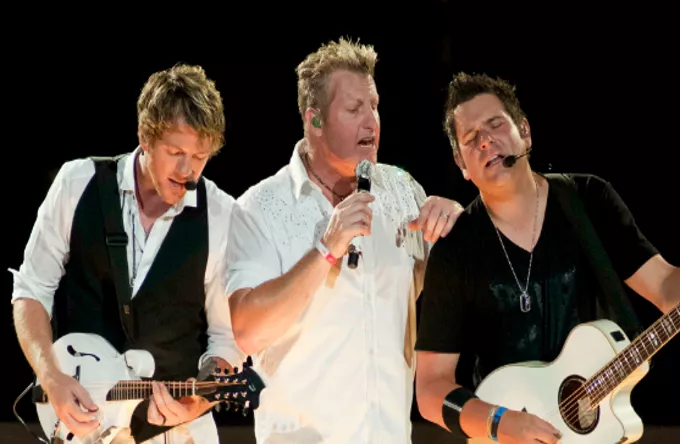 Lyt: Lucy Hale og Rascal Flatts fortolker Disneys Let It Go