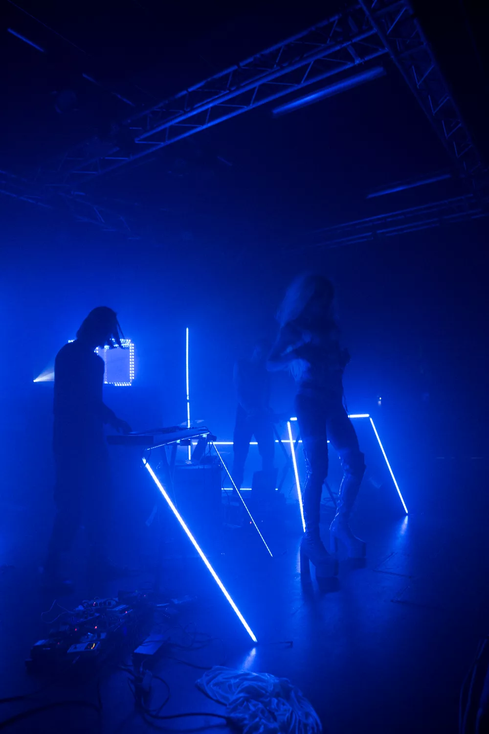 ANMELDELSE: Gennemført synthduo lukkede Spot med en firserfest 