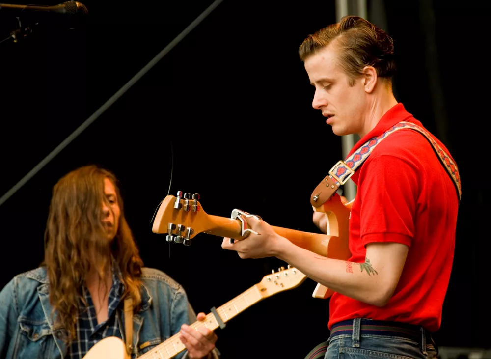 Girls frontman hoppar av