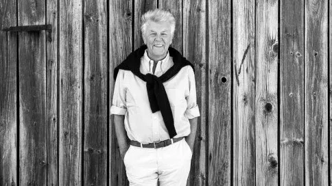 Håkan Hellström står med öppningsakt