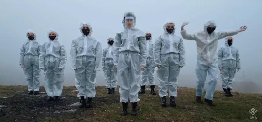 AROUND THE WORLD: En sargad ljudbild av krig, radioaktivitet och björnbrottning