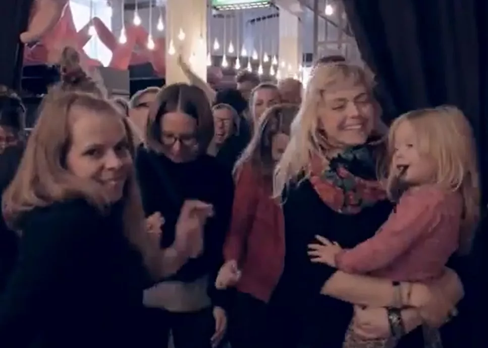 Se Klubbkören tackla Pharrells ''Happy''