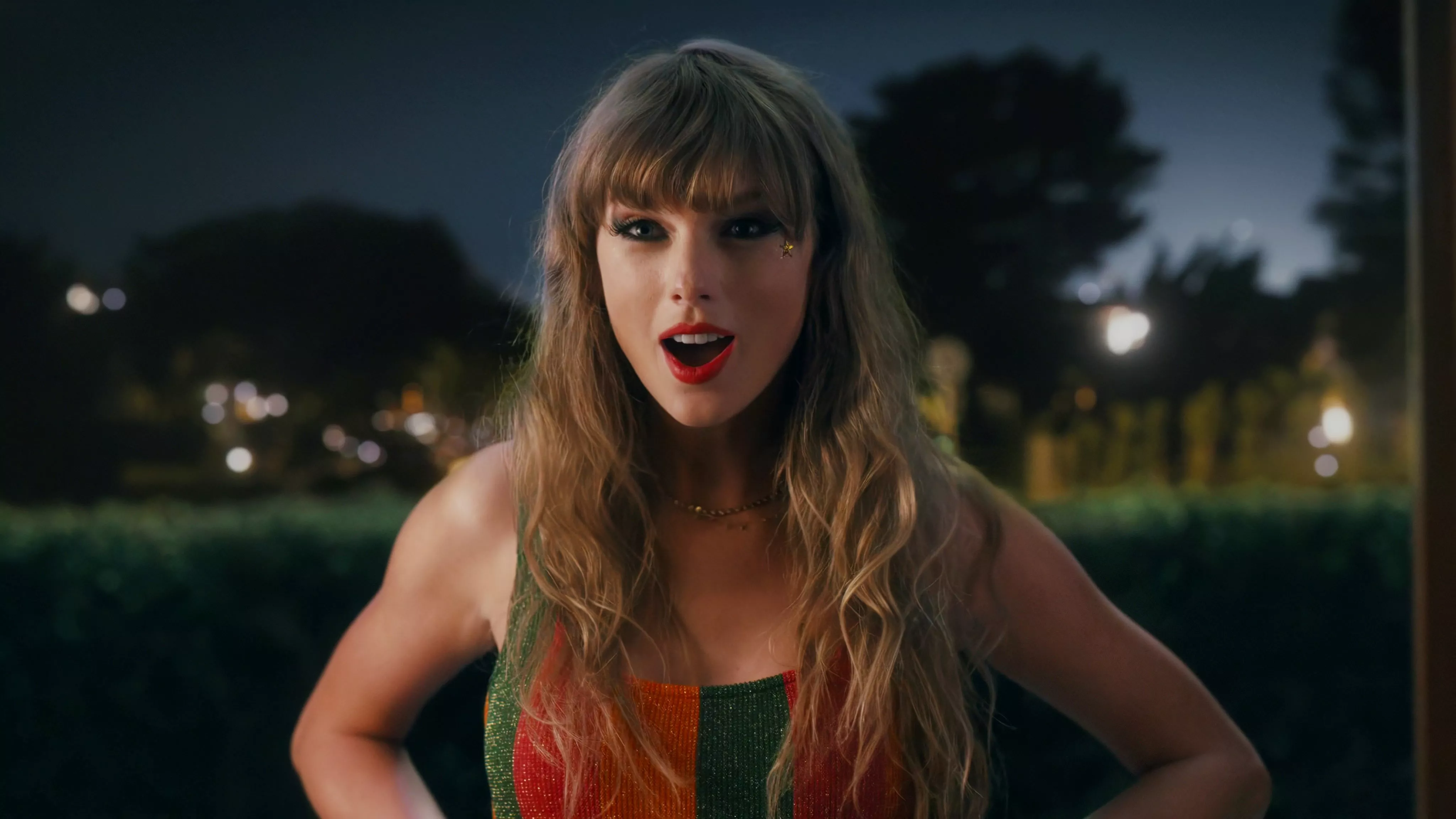 Taylor Swifts nya showgirl-persona kan ha gjort sitt första framträdande redan i en musikvideo från 2022.